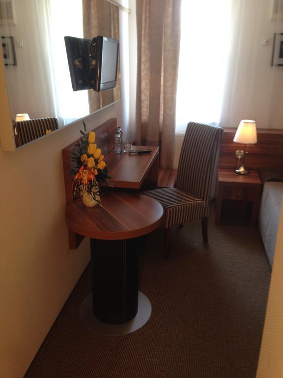 Hotel & Restauracja Glass 라돔 객실 사진